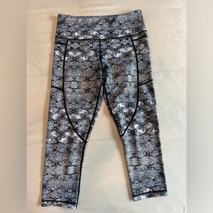 ZYIA Black & White Snake-Print Capri Active Leggings